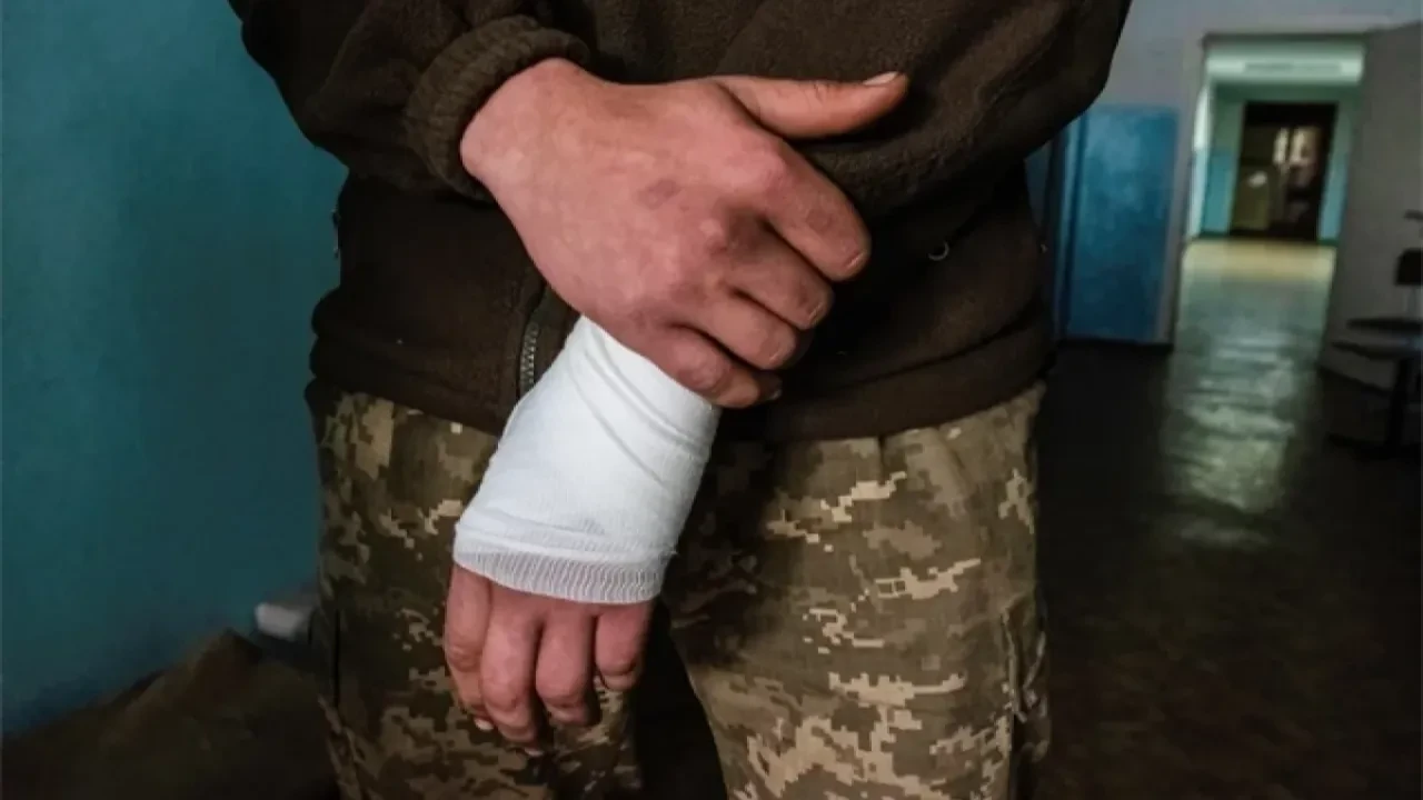 Жамбылда сарбаз өзіне өзі зақым келтіріп, саусақтарынан айырылып қала жаздады