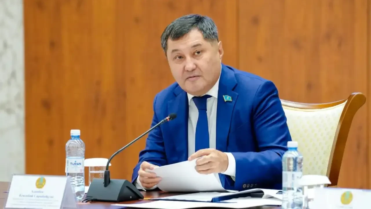 «Доклады на казахском»: в маслихате Астаны председатель комиссии сделал замечание коллегам