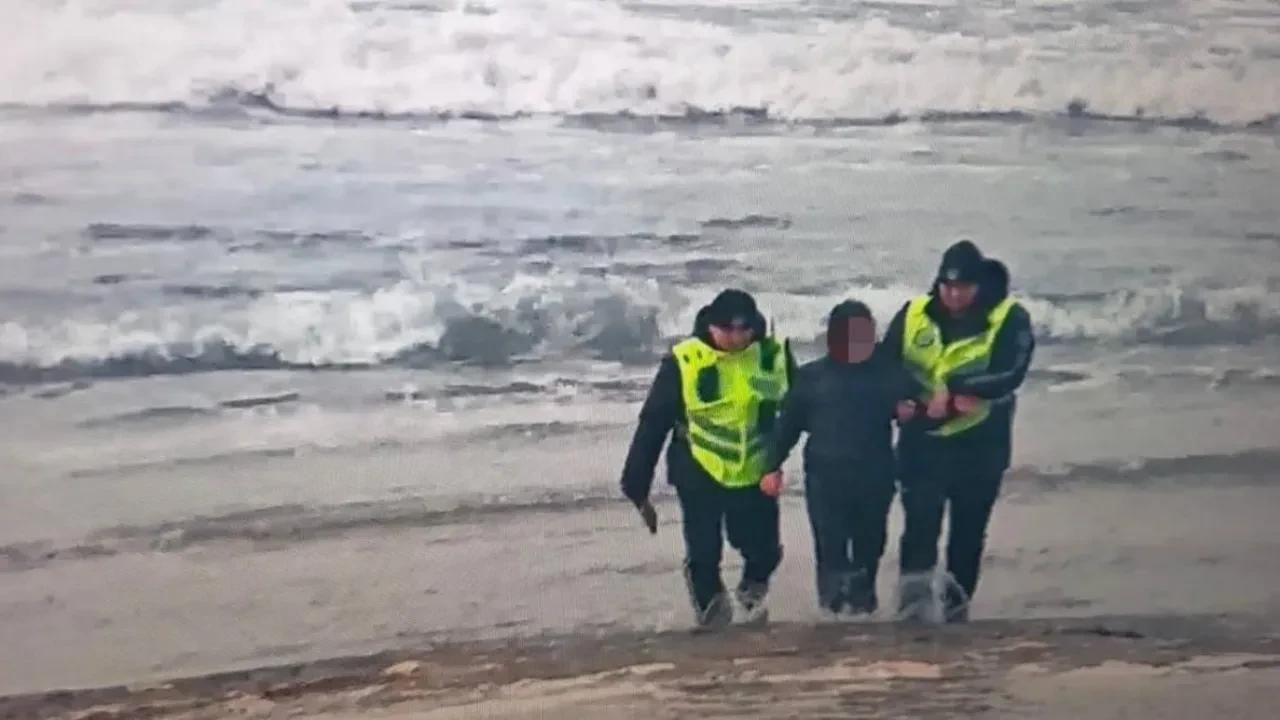 Полицейские бросились в море и спасли подростка на набережной Актау