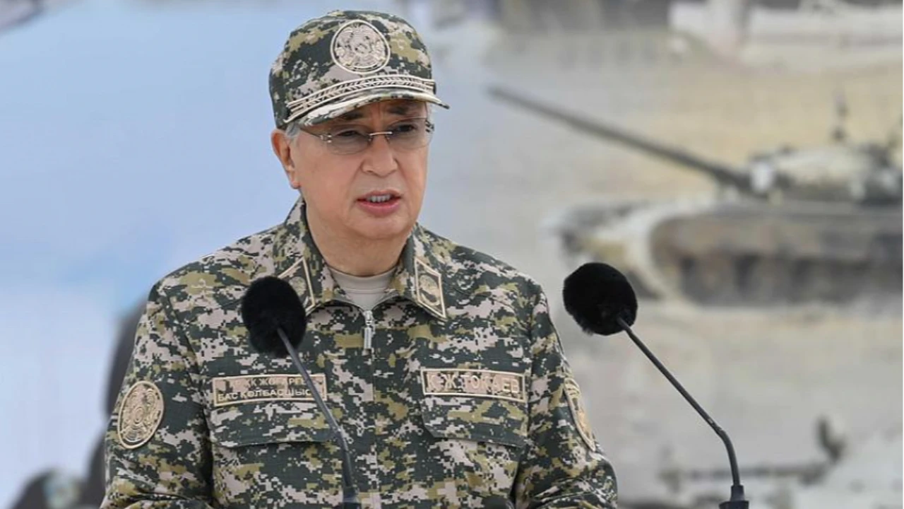 “Жеке өзім қадағалаймын”: Тоқаев әскердегі әлімжеттікке қатысты мәлімдеме жасады