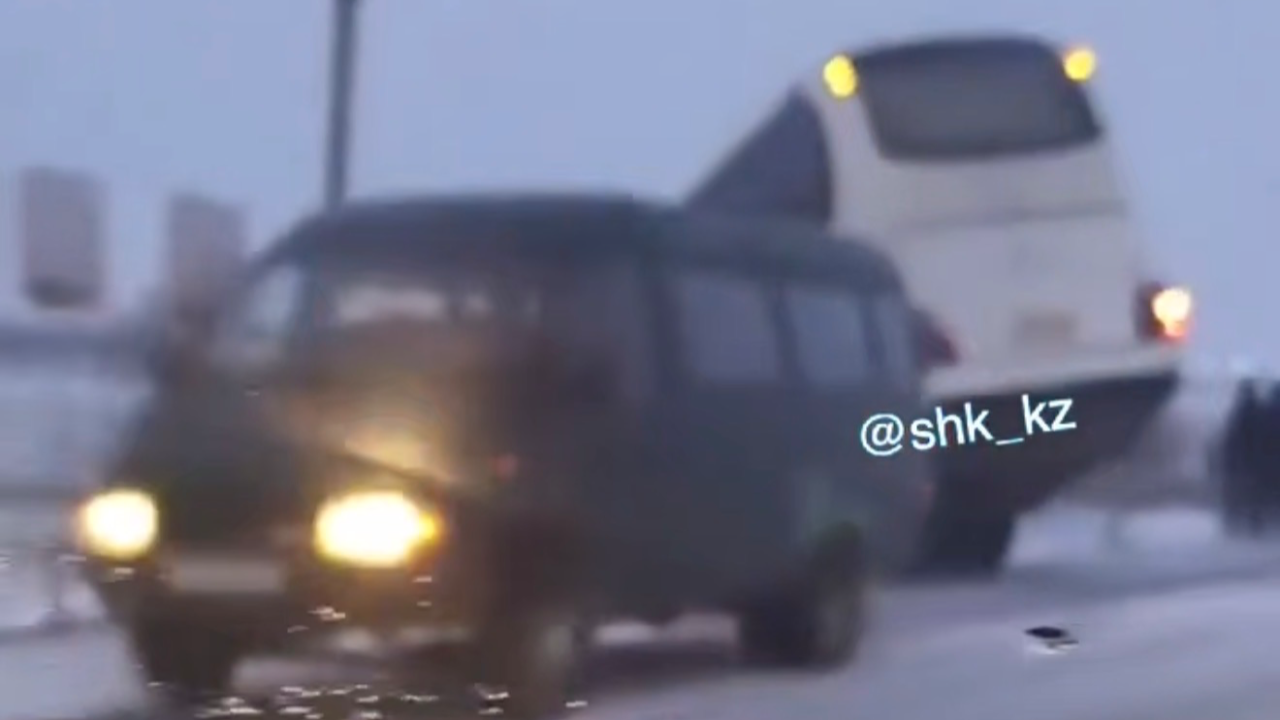 Автобус с пассажирами съехал в кювет в Карагандинской области