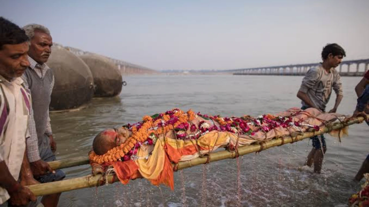 Үндістанның “ең таза қаласында” кемінде он адам лас су ішіп қайтыс болды