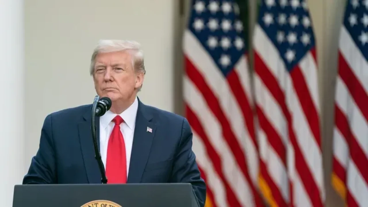 Трамп Иранмен серіктес елдерге 25% баж салығын енгізетінін мәлімдеді