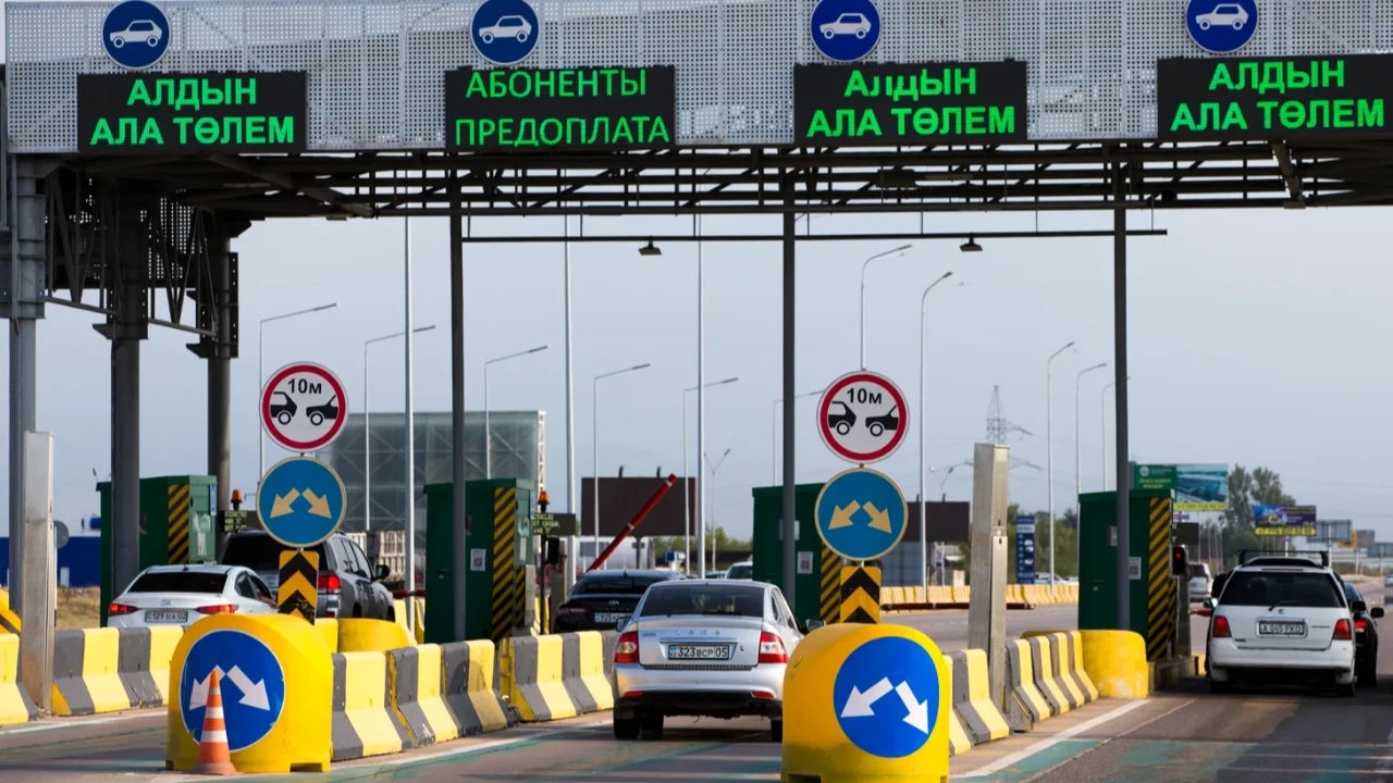 Қазақстанда сапасыз жол учаскелері үшін ақы алынбайды: жолдардың тізімі жарияланды