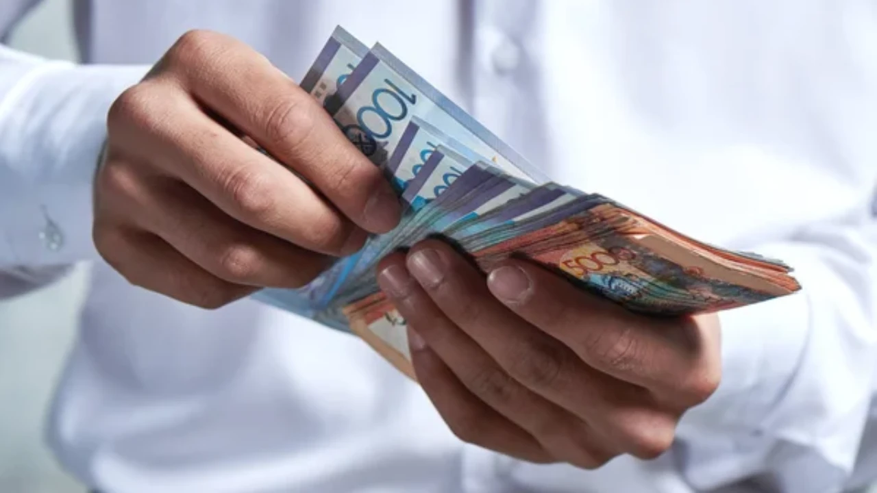 В Алматы студентам выплатили долги по стипендиям на 50 млн тенге