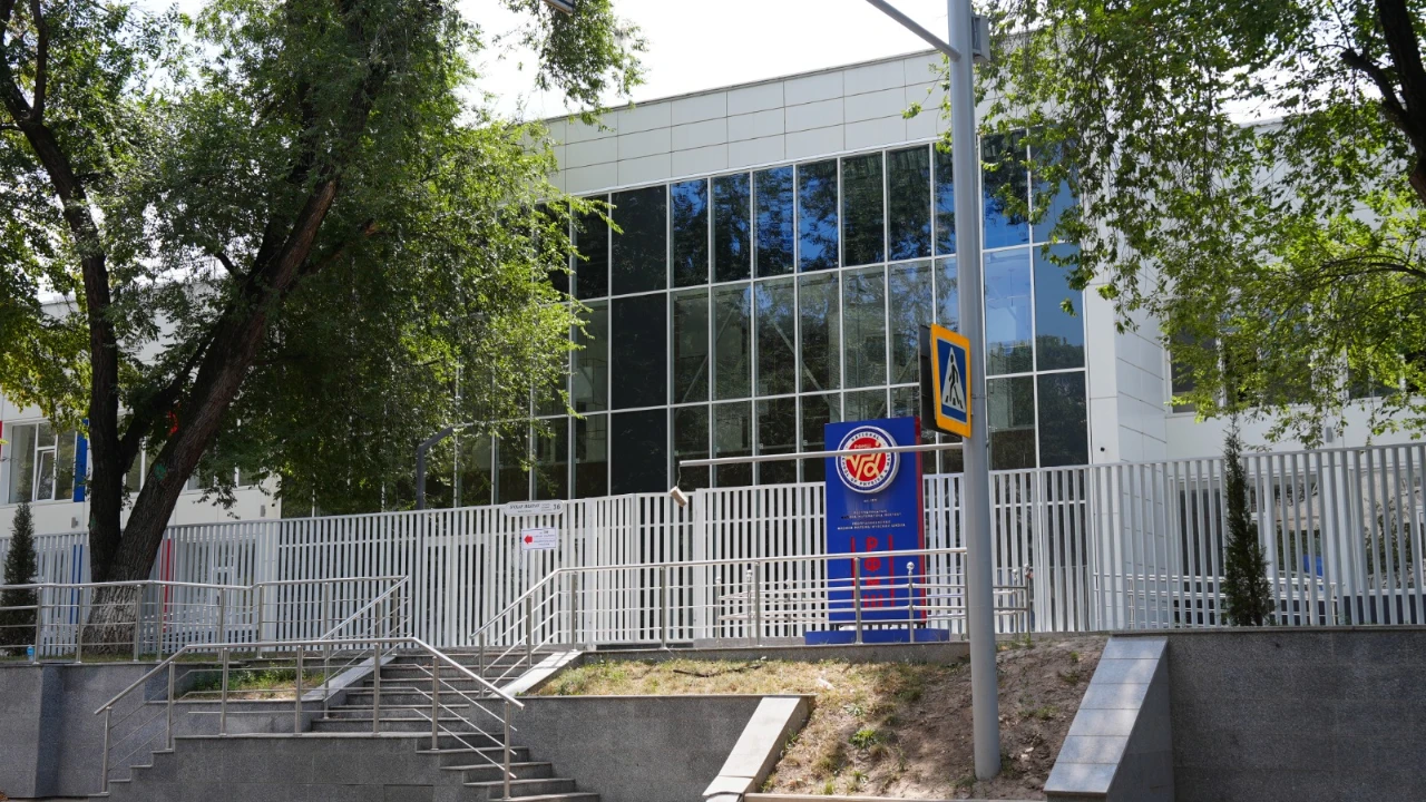 Острую кишечную инфекцию обнаружили у 48 школьников РФМШ в Алматы