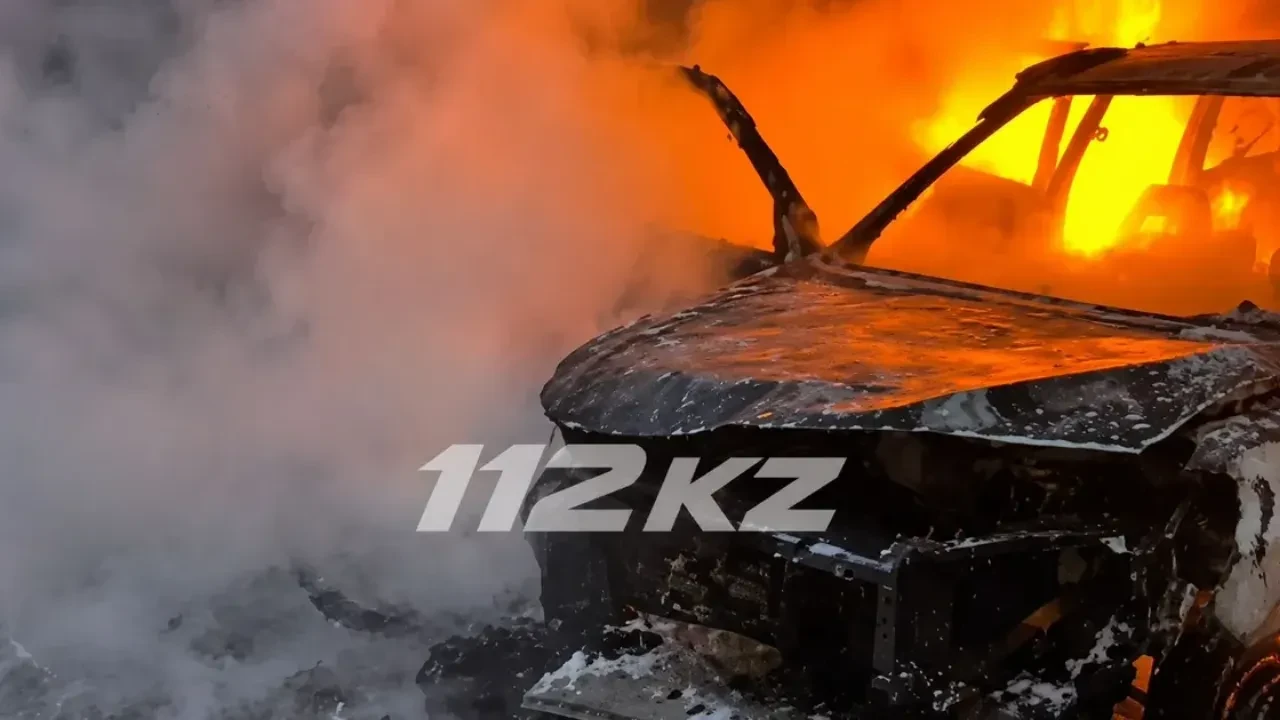 Астанада тұрақта тұрған бес көлік өртеніп кетті (ВИДЕО)
