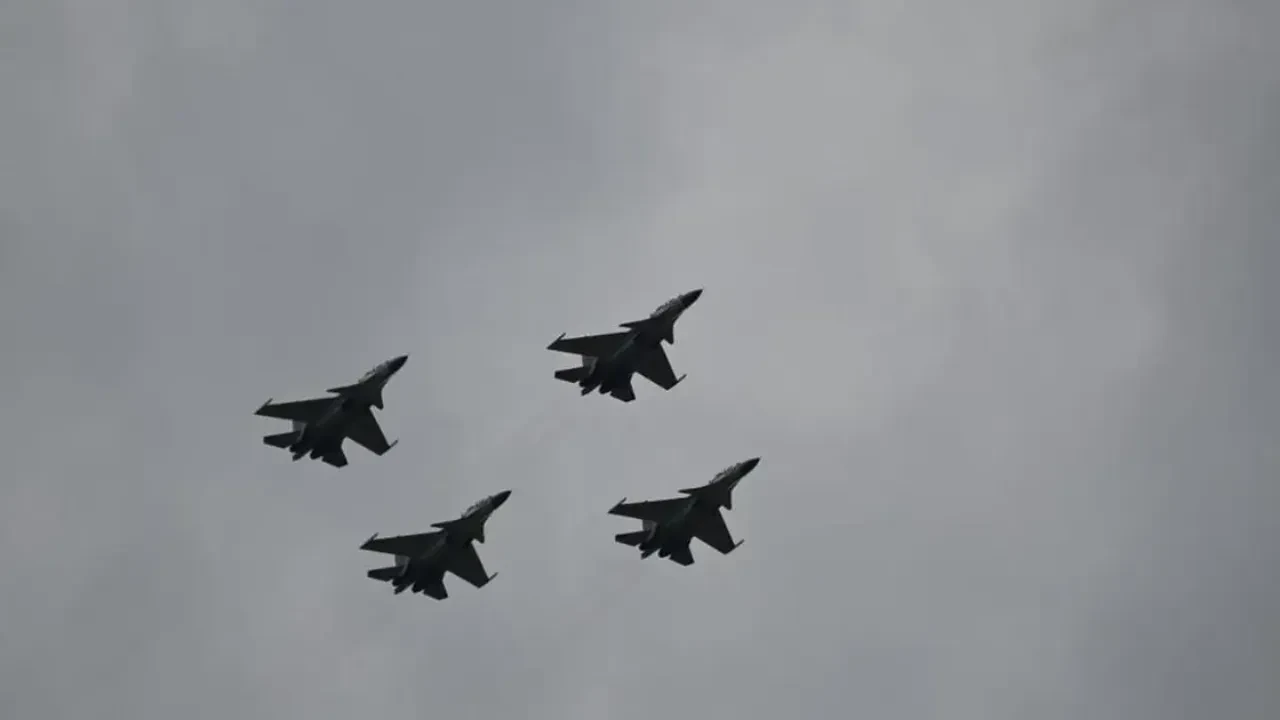 Астанада әскери ұшақтар ұшып, жол қозғалысы шектеледі: себебі неде?