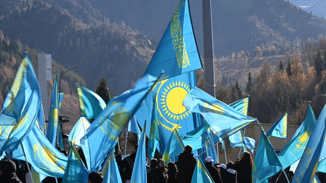 Алматыда Республика күніне орай Мемлекеттік Ту көтерілді