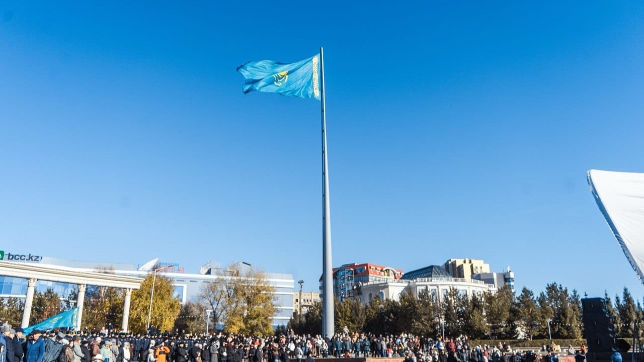 Над Усть-Каменогорском подняли Государственный флаг на новом флагштоке