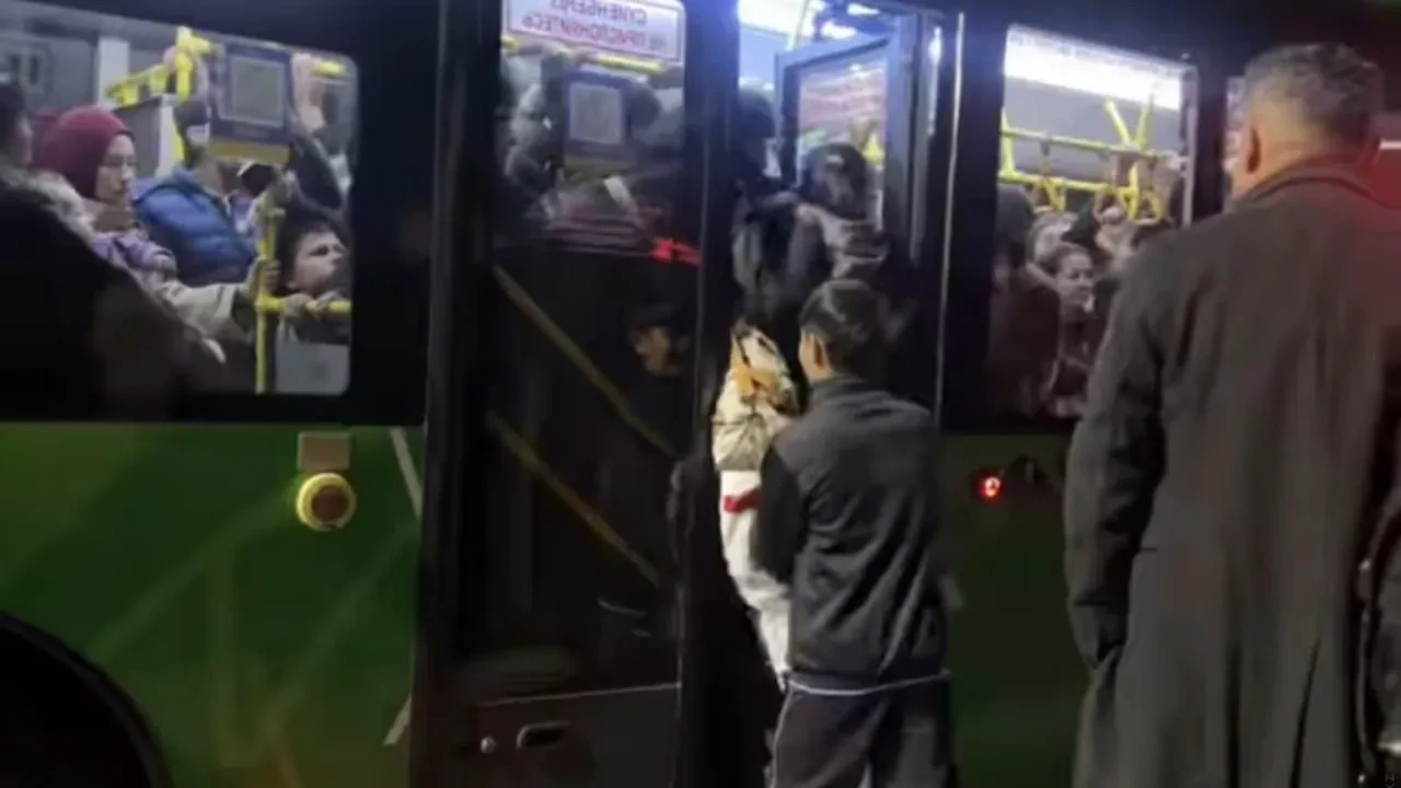 Адамды автобусқа итеріп кіргізген видео тарады: Алматы әкімдігі түсініктеме берді