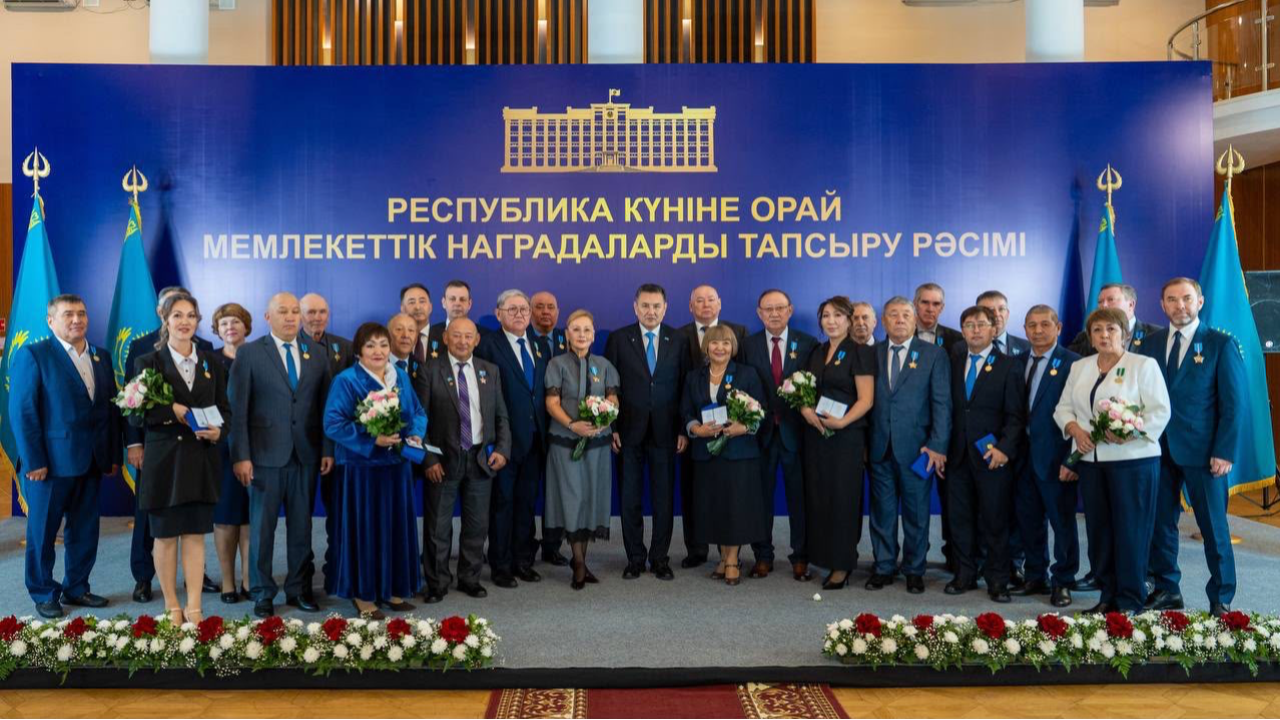 Жителей ВКО наградили орденами и медалями ко Дню Республики
