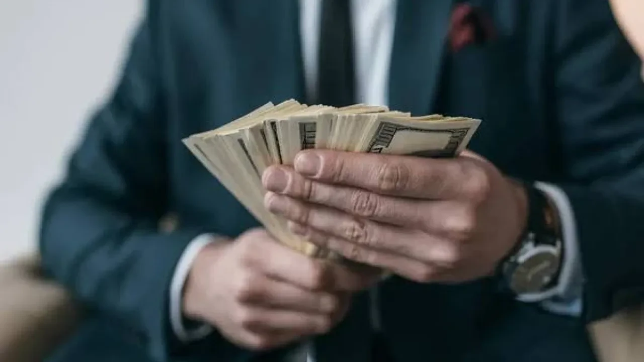 Аса бай қазақстандықтарға салық қалай салынады: Үкіметке бір ай уақыт берілді