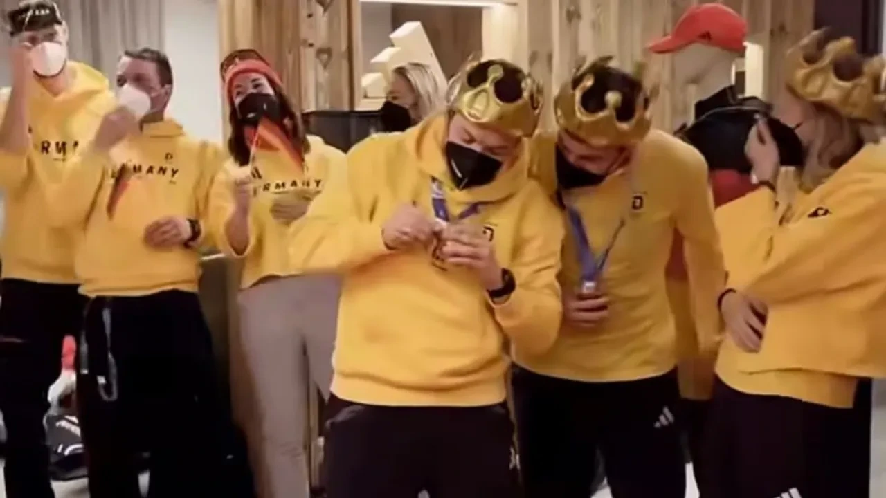 Призеры Олимпиады с иронией и публично начали демонстрировать дефекты медалей