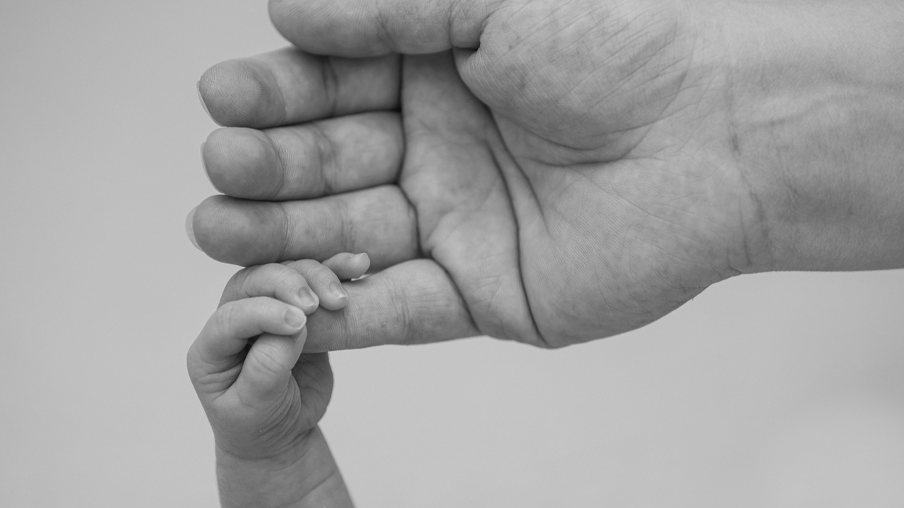 Новорожденного малыша выбросили в мусор в Семее