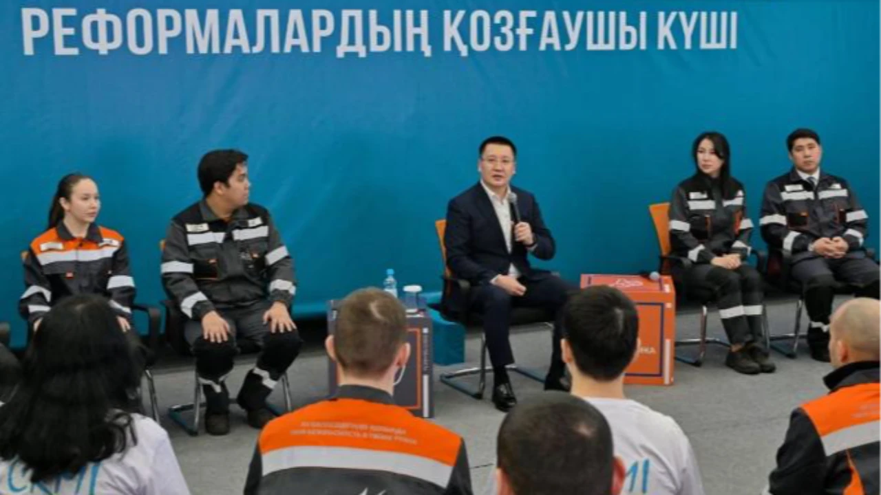 Ақсуда жастар мен облыс әкімі жаңа Конституция жобасы мен аймақ дамуын талқылады