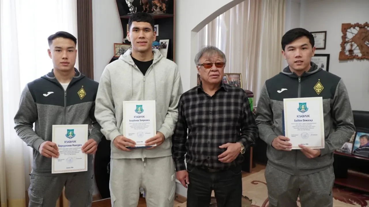 «Қайрат» ойыншыларына білім гранты табысталды