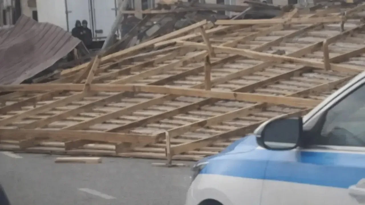 Крыша в 100 квадратных метров упала на машины в Мангыстау