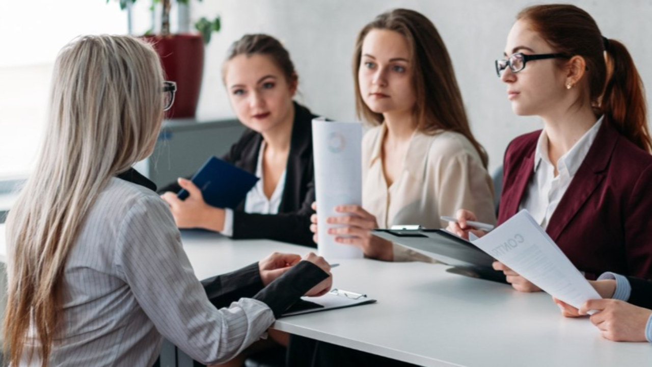 Диплом табыс кепілі емес: Қазақстанда жоғары білімі жоқ мамандардың жалақысы күрт өсті