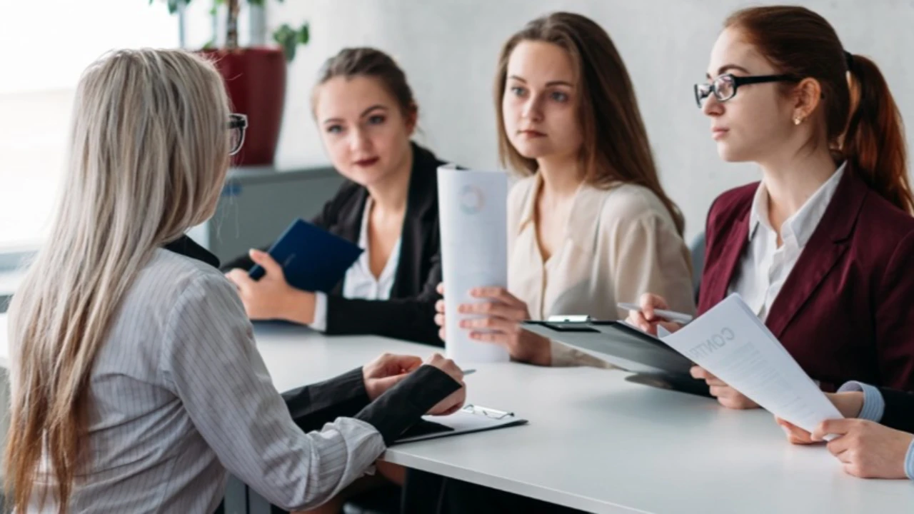 Диплом табыс кепілі емес: Қазақстанда жоғары білімі жоқ мамандардың жалақысы күрт өсті