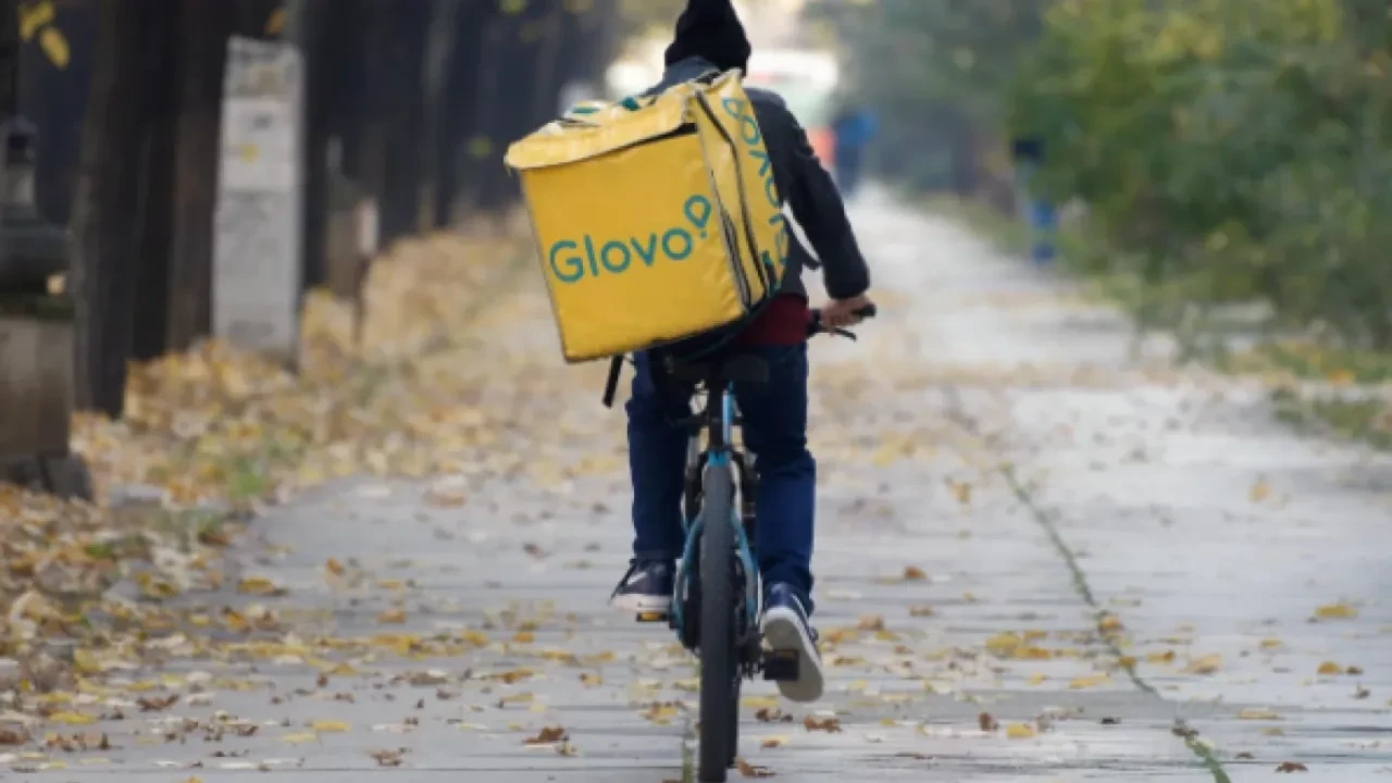 В Алматы ужесточают контроль за курьерами из-за случаев домогательств