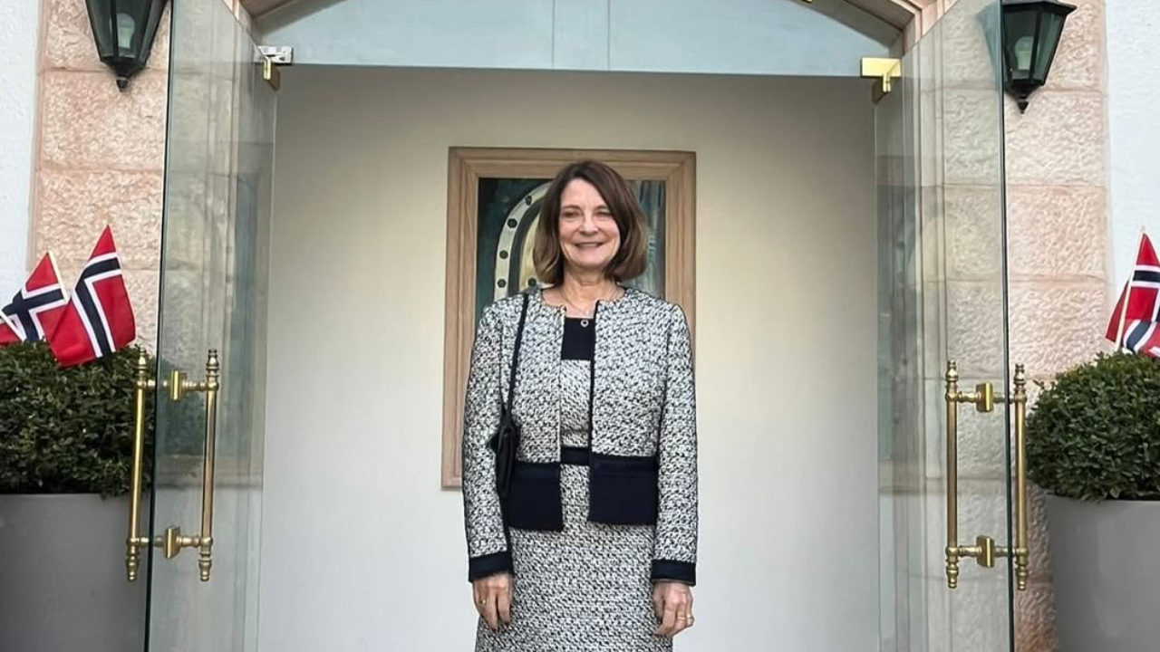 Дипломат уволилась из-за связей с Эпштейном