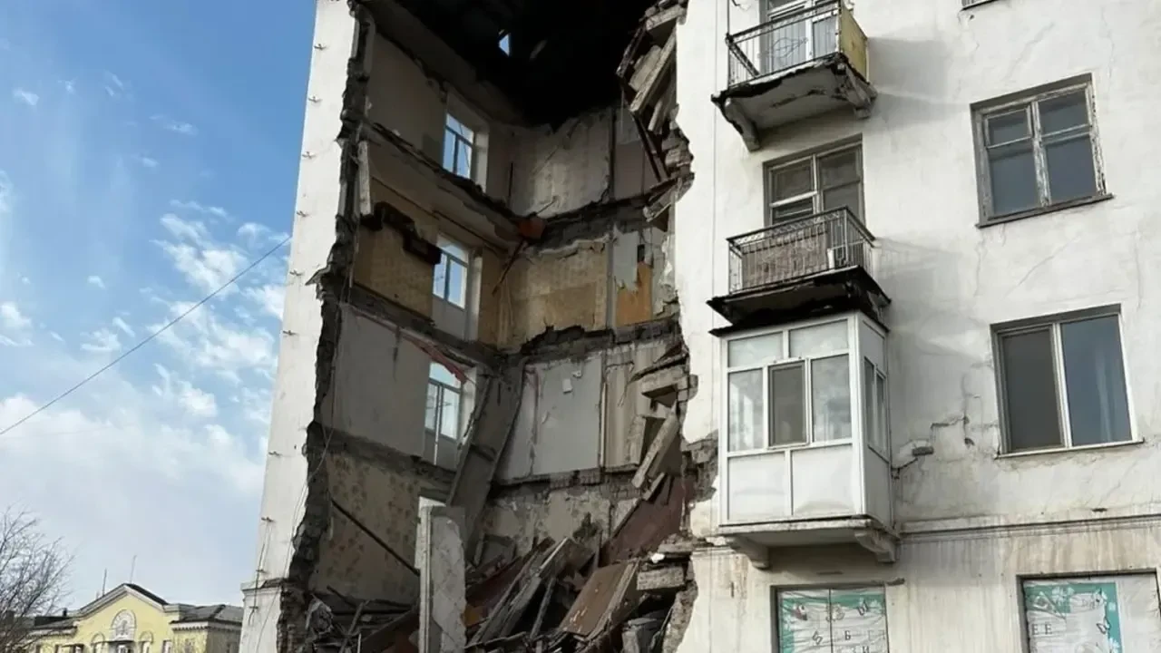 Балқашта көпқабатты үйдің подъезі опырылып түсті