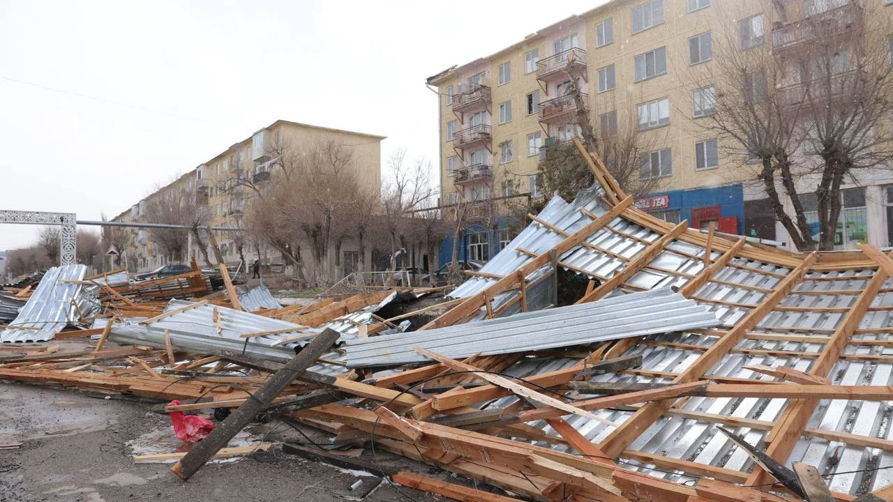 В Жанатас сильный ветер сорвал крыши домов и выбил стекла автомобиля