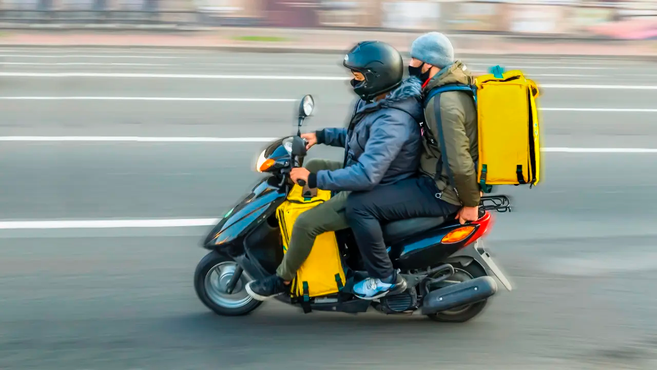 Алматыда курьерлердің қыз-келіншектерге тиісу фактілерінен кейін жеткізу сервистеріне талап күшейтіледі