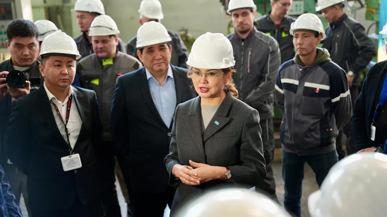 Человек труда, безопасность и справедливость: диалог в заводском цехе о ключевых новеллах Основного закона