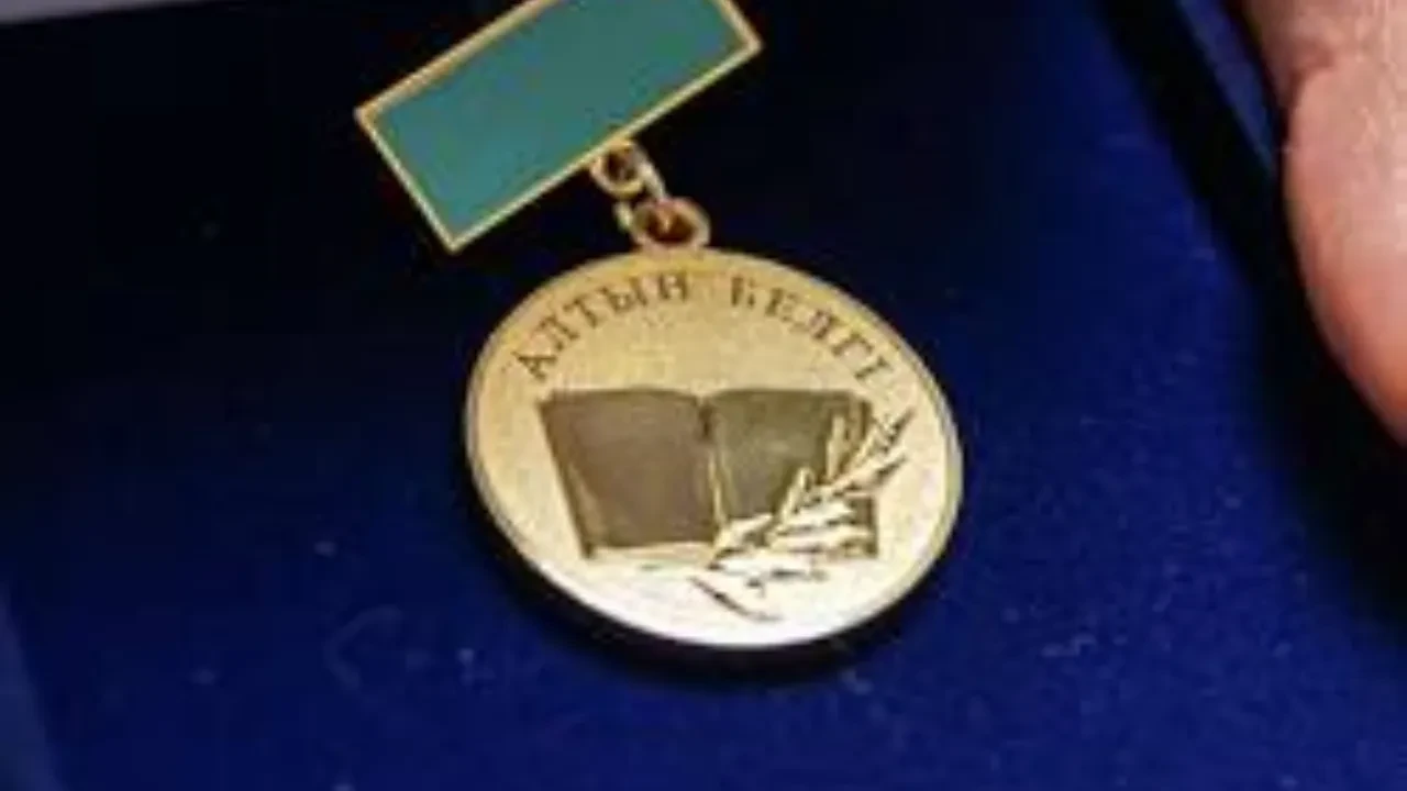 С аттестатом в суд: атырауские школьники отсудили свои  “Алтын белгі”