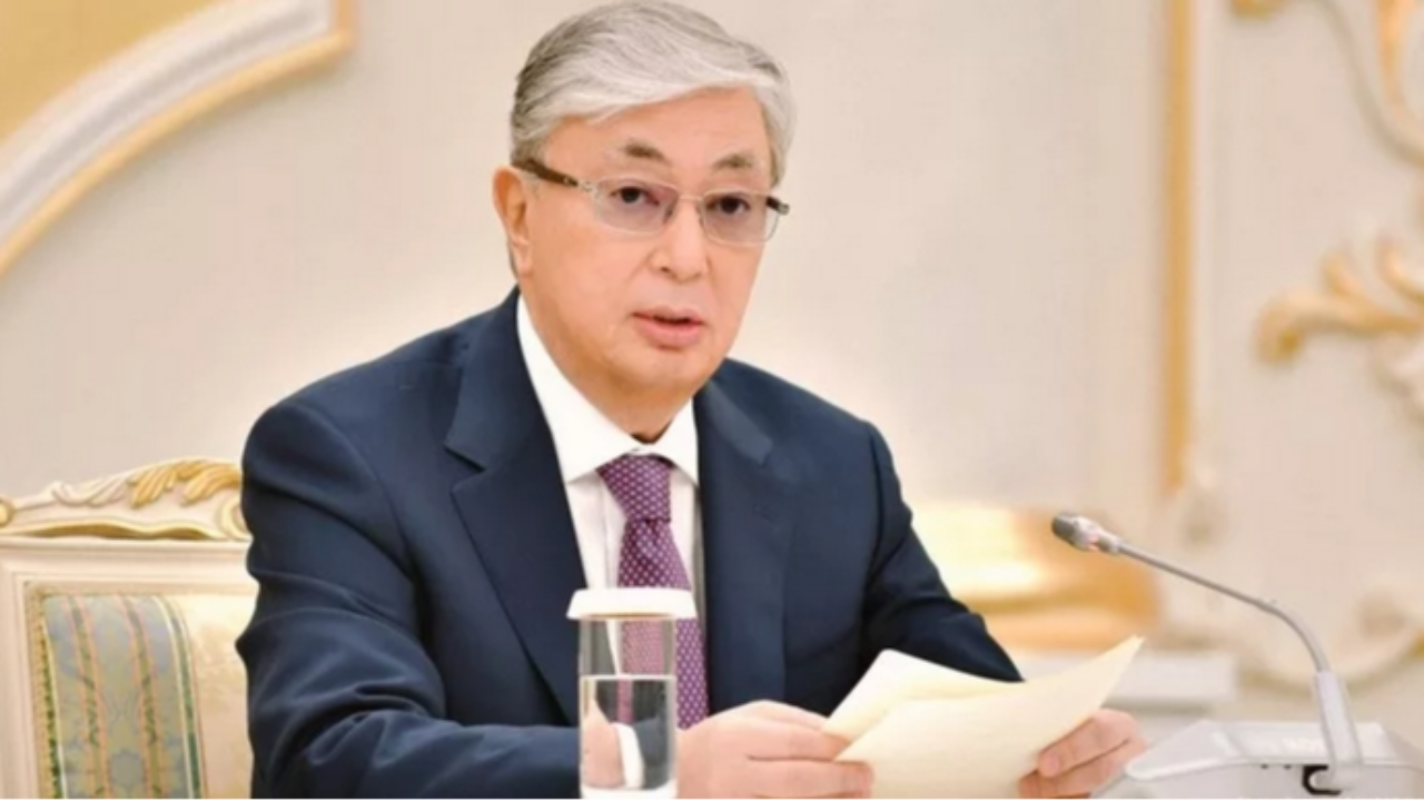 Зейнет жасына жеткенде ойлау қабілетін жоғалтасыздар:  Тоқаев шенеуніктерді кітап оқуға шақырды