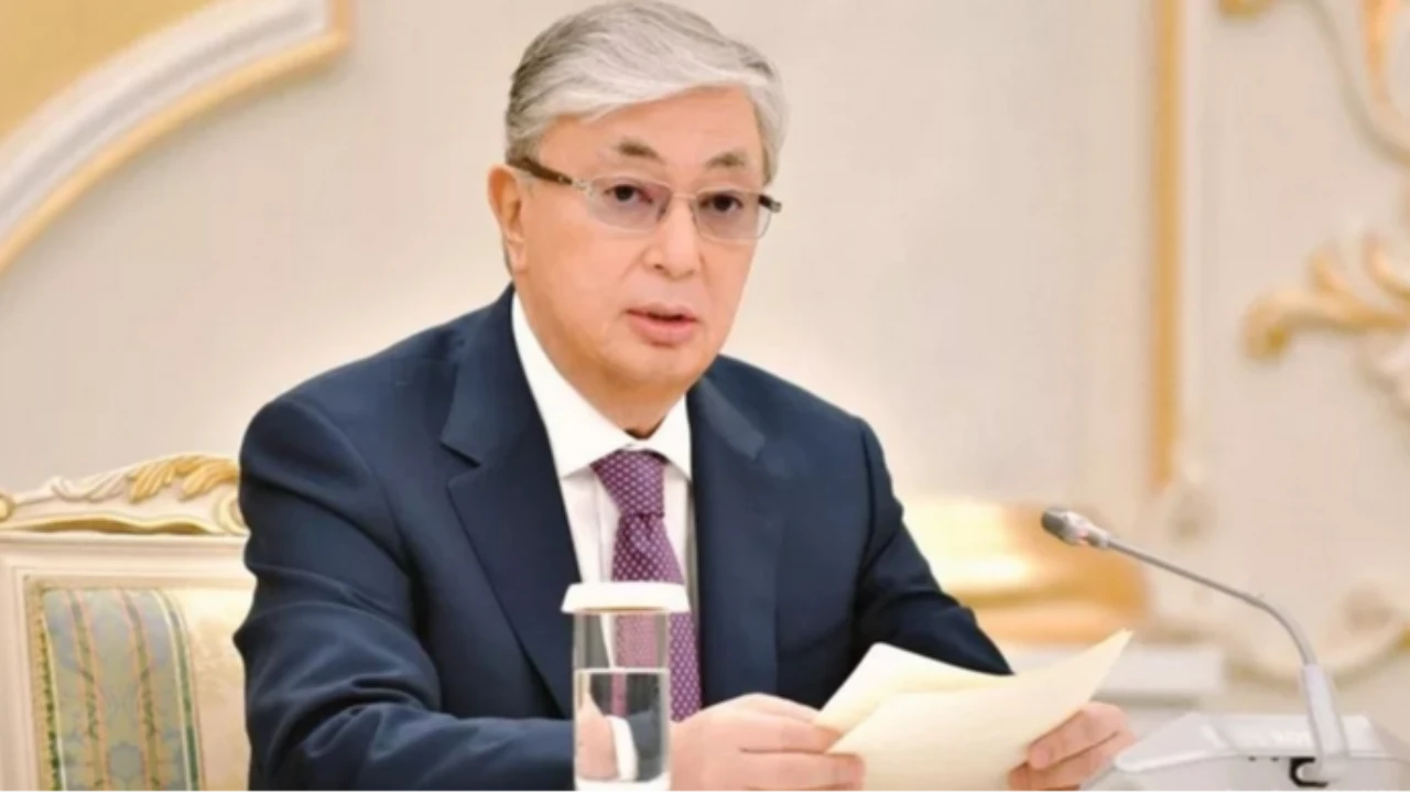 Зейнет жасына жеткенде ойлау қабілетін жоғалтасыздар:  Тоқаев шенеуніктерді кітап оқуға шақырды