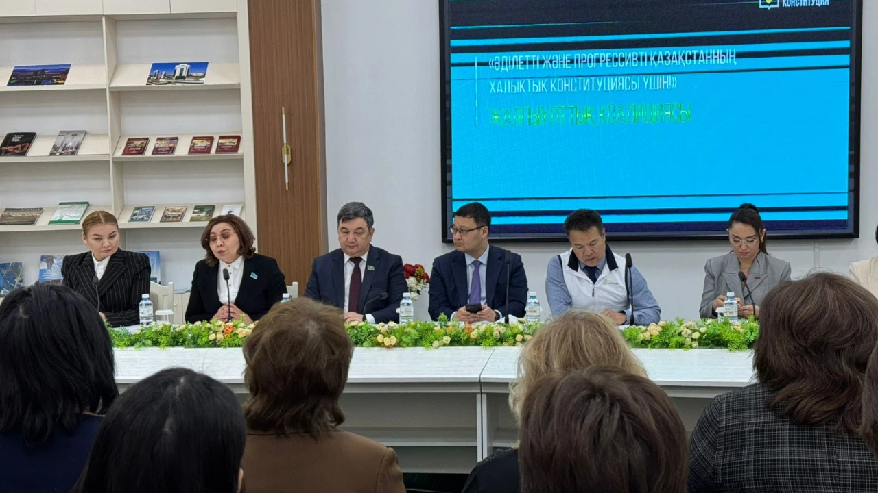 Сенат депутаттары Ұлттық архив ұжымымен Конституция жобасын талқылады