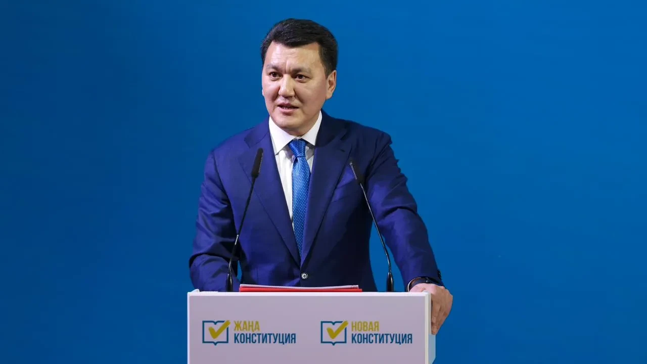 Жабық кабинетте емес, елдің көзінше жазылды: Ерлан Қарин жаңа Конституцияны әзірлеудің ерекшелігін атады