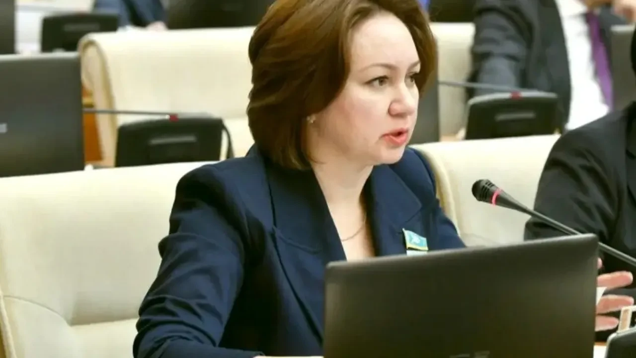 В новой Конституции русский язык будет "наряду" с казахским, но не "наравне": в чем разница?