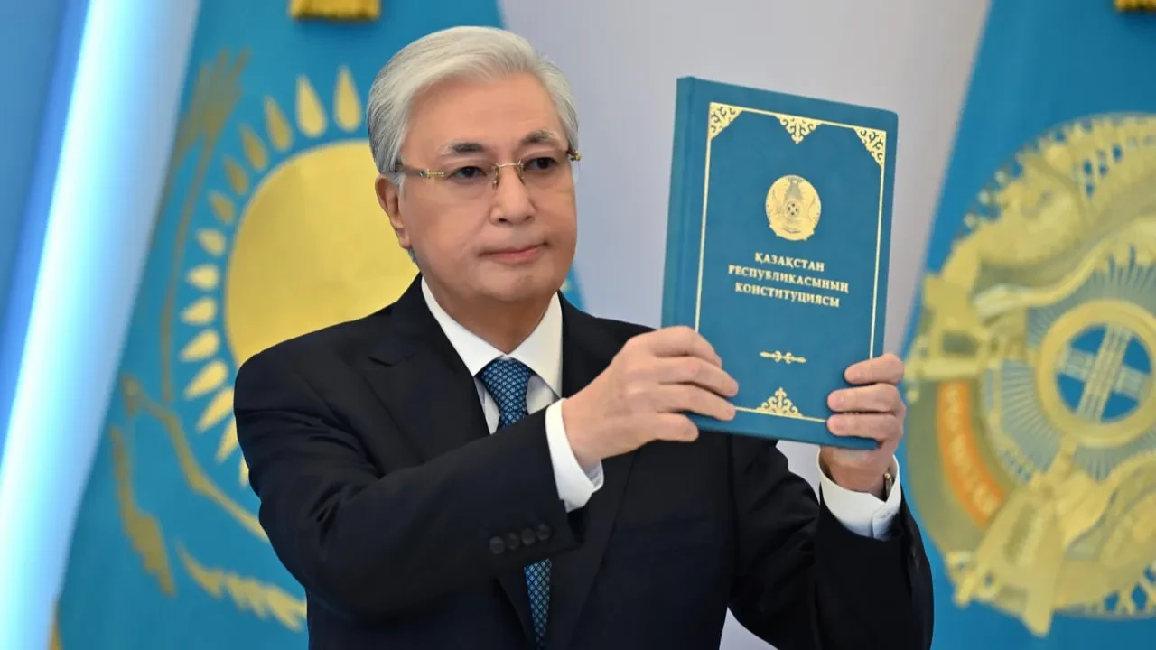 Тоқаев жаңа Конституцияға қол қойды