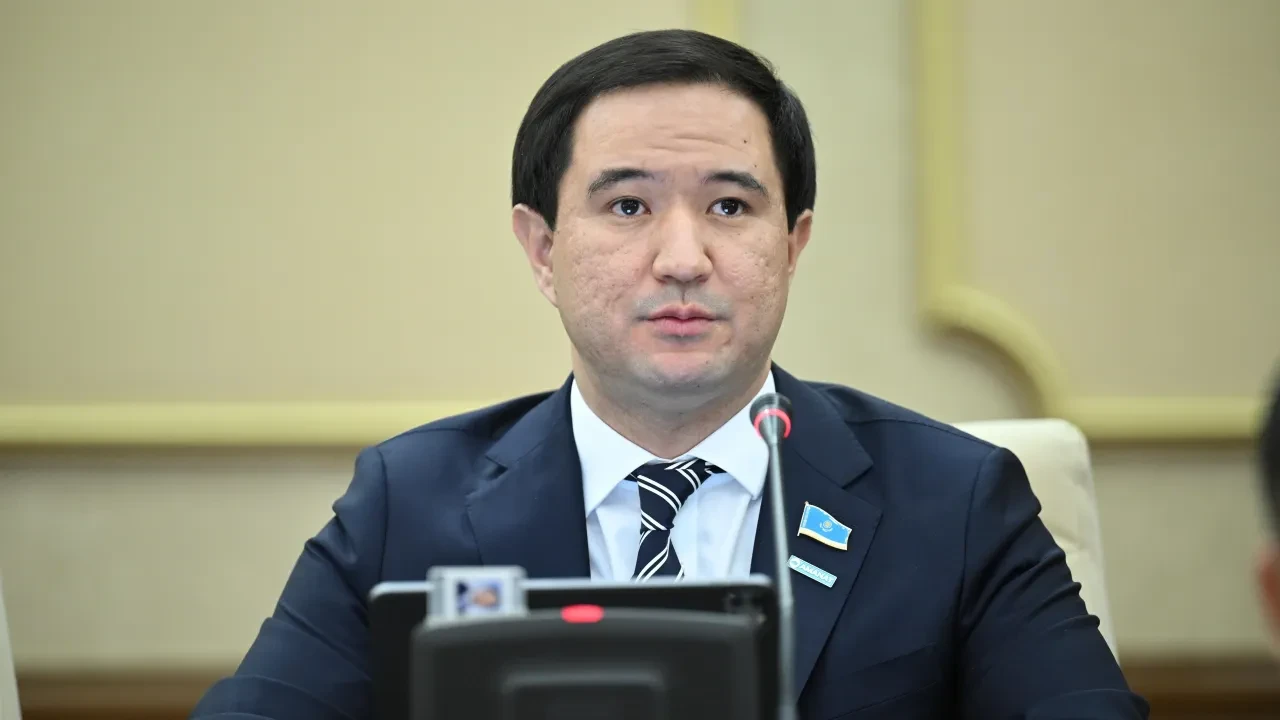 Депутат ЖОО-дағы бақылауды толық цифрландыруды ұсынды