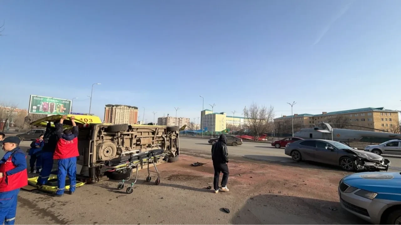 В Актобе перевернулась скорая с беременной женщиной