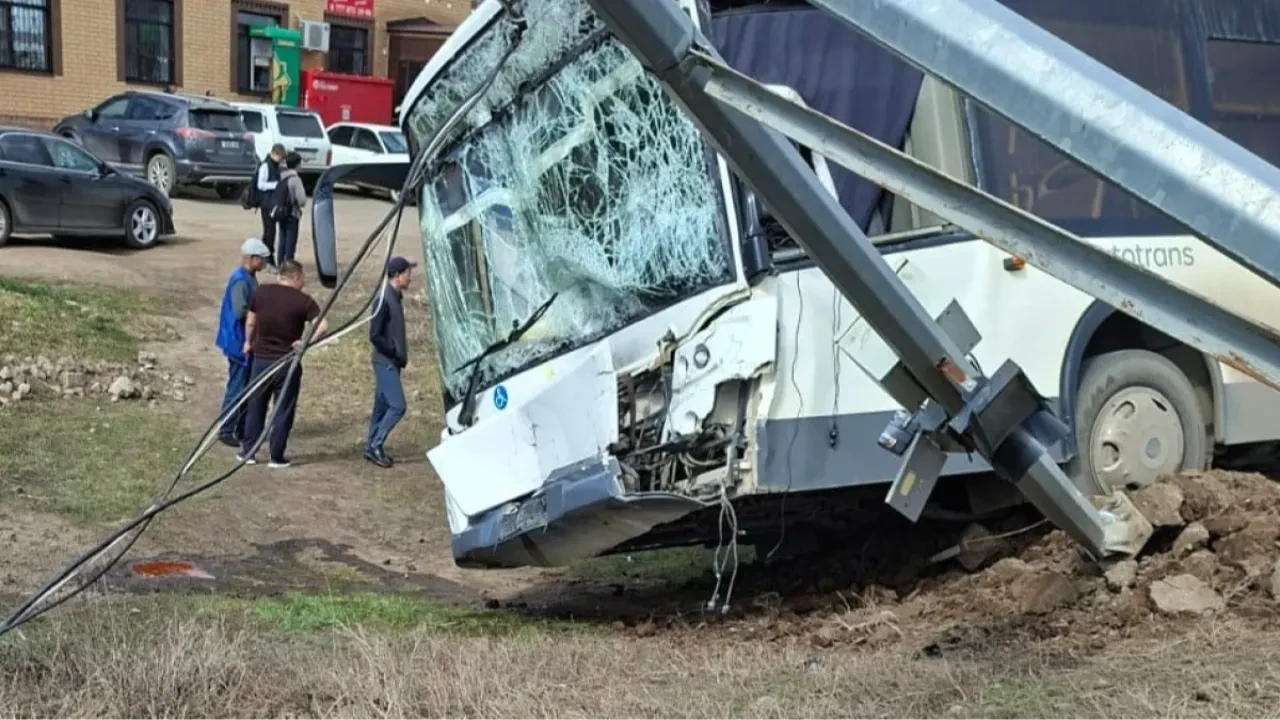 В ЗКО столкнулись два автобуса: пострадали дети
