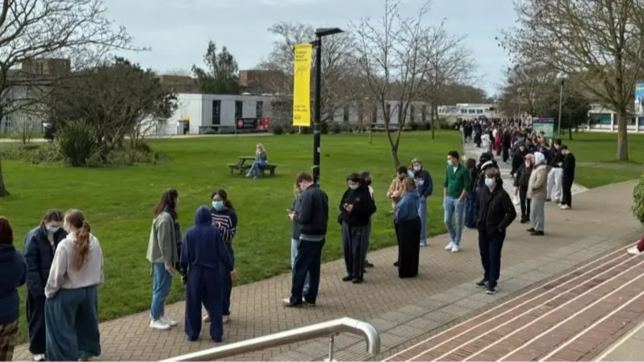 В Великобритании обнаружили менингит у двух подростков: они погибли