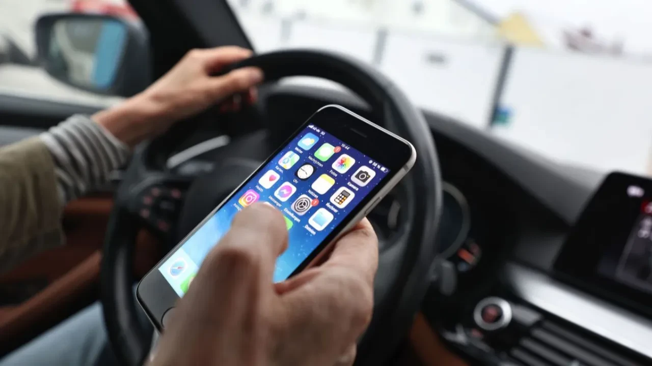 Көлік жүргізгенде телефонды қалай пайдаланғанда айыппұл салынбайды?