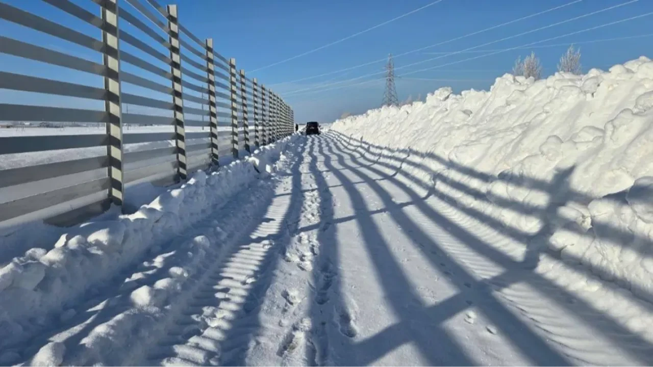 На трассе «Астана – Кокшетау» установили экспериментальные щиты от снега