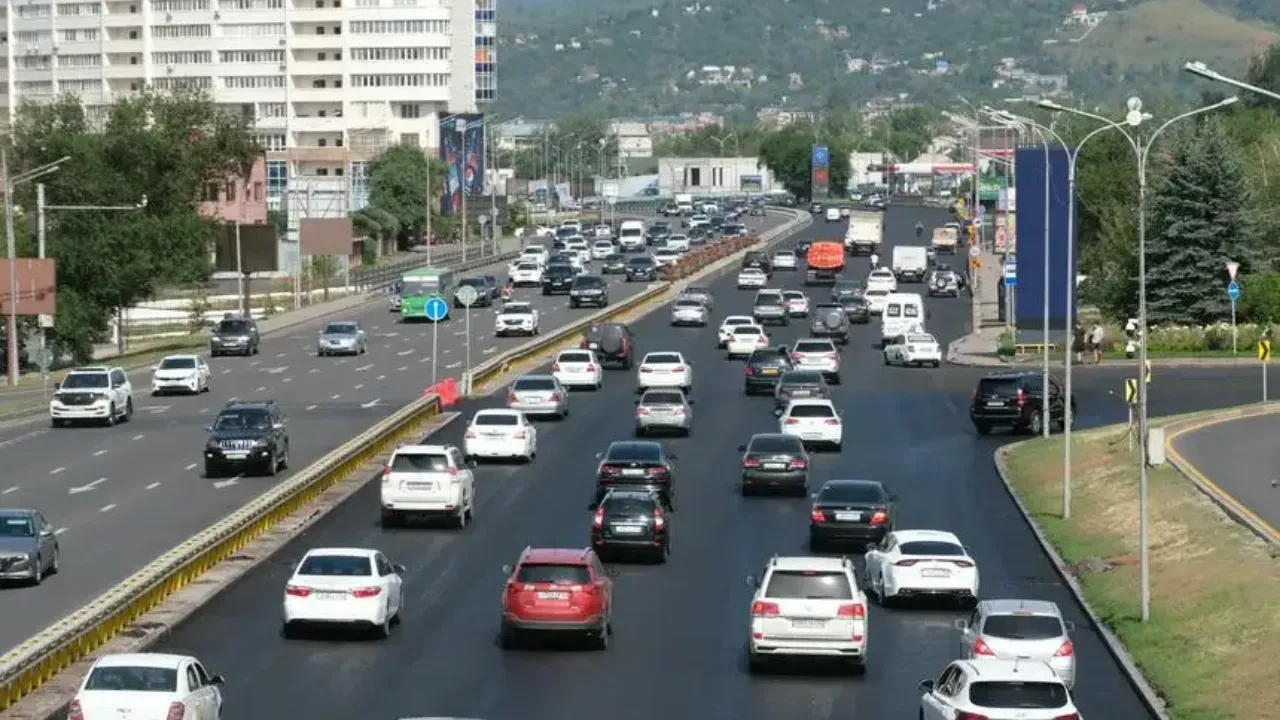 Алматы әкімі Әл-Фараби даңғылындағы жол апатынан кейін жол қауіпсіздігін күшейтуді тапсырды