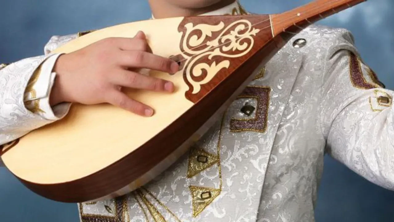 В Казахстане намерены разрешить провоз домбры на борту самолетов