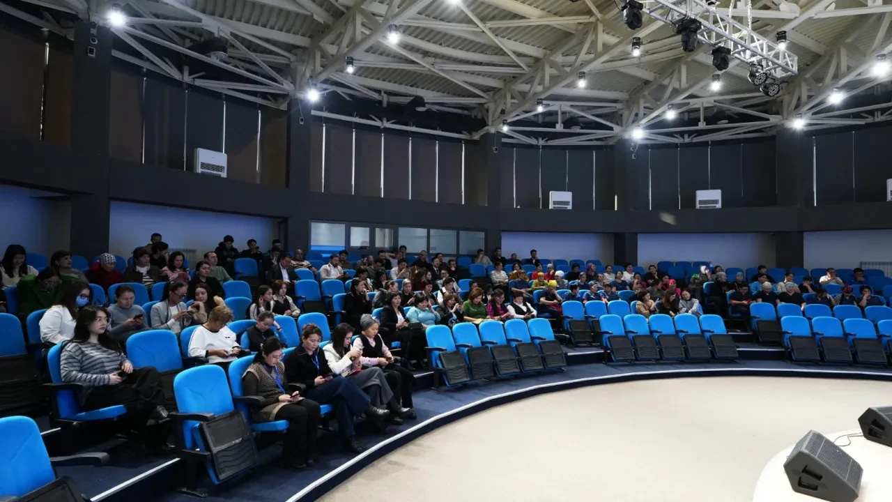 АСТАНАДА ҰСТАЗДАР ҚАУЫМДАСТЫҒЫ МЕН ДЕПУТАТТАР ЖАҢА КОНСТИТУЦИЯНЫ ТАЛҚЫЛАДЫ