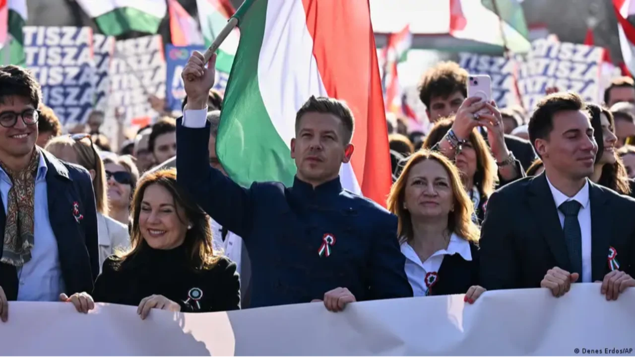 Венгрияда сайлау алдында 330 мың адам көшеге шықты