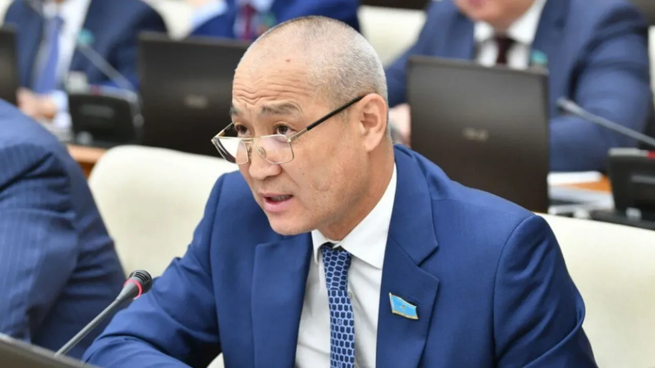 «Адамзаттың масқарасысыңдар»: Еділ Жаңбыршиннің ЛГБТ өкілдеріне қарата айтқан пікірі сотта қаралды