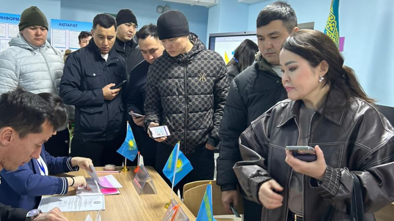 Референдум-2026: таңертеңнен бастап учаскелерде халық қарасы көп