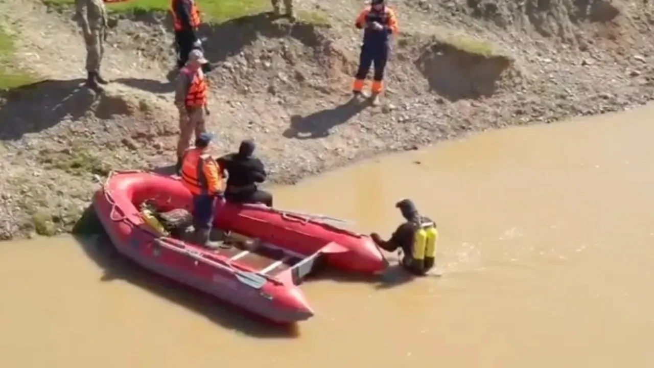 Четвертые сутки не могут найти 8-летнего мальчика, упавшего в реку в Туркестанской области